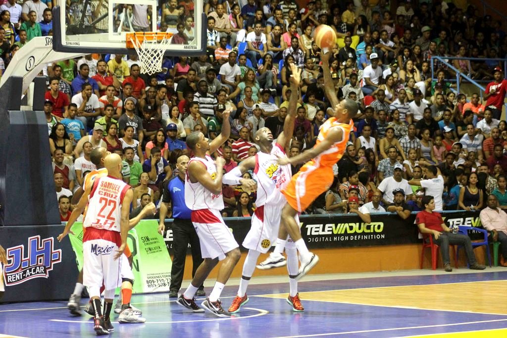 Robert Glenn anota dos puntos ante la defensa de jugadores del San Sebastian 